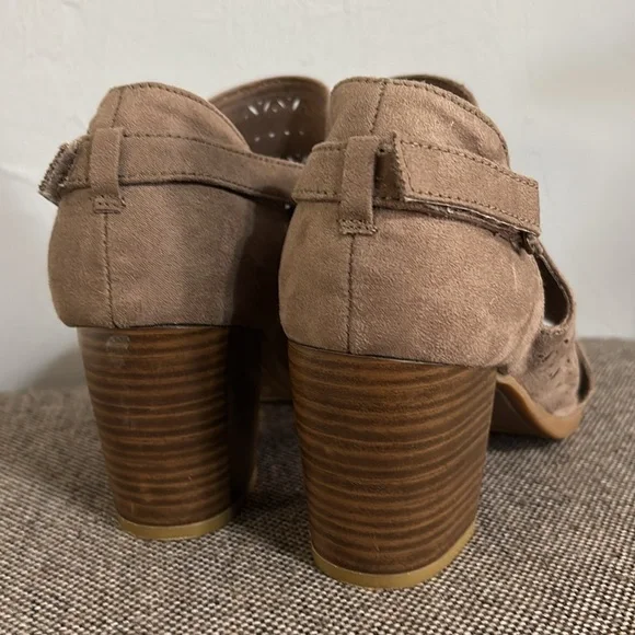Dept. 222 tan suede heeled sandals , size 8 1/2. - Picture 3 of 15